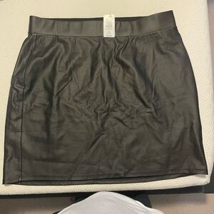Torrid Size 2 (18-20) beautiful faux leather skirt NWT